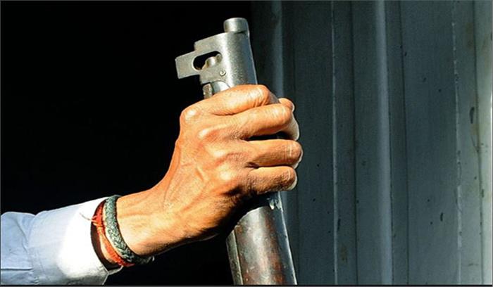 उप्र : बंदूक साफ करते गार्ड से चल गई गोली, दंपति घायल