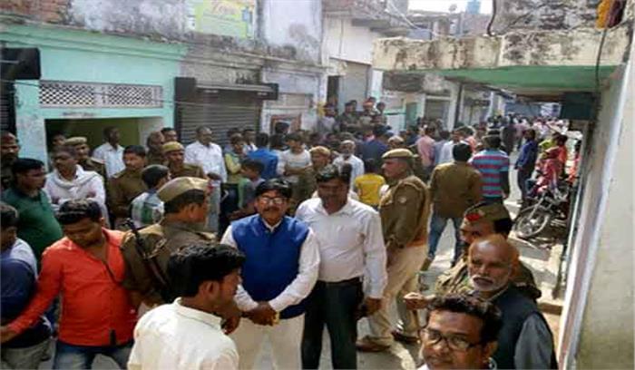 उप्र : मकान में विस्फोट से युवक की मौत, 3 महिला घायल उप्र : मकान में विस्फोट से युवक की मौत, 3 महिला घायल