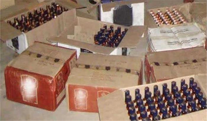 उप्र : बलिया में 305 पेटी अवैध शराब बरामद