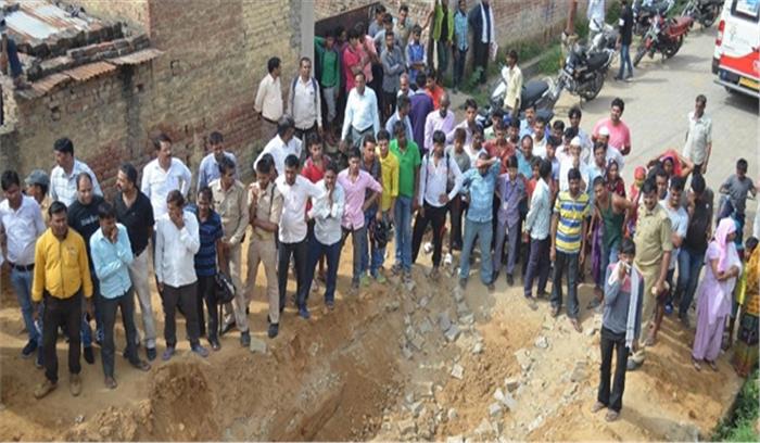 उप्र : मिट्टी की ढांग गिरने से 2 मजदूर दबे, मौत