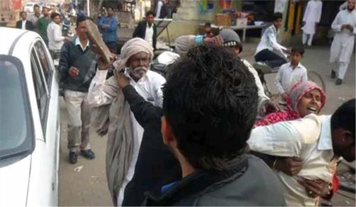 उप्र : थाने के सामने ससुर ने दामाद को जूतों से पीटा