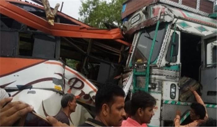 उप्र : आमने-सामने 2 ट्रकों की टक्कर, चालक की मौत