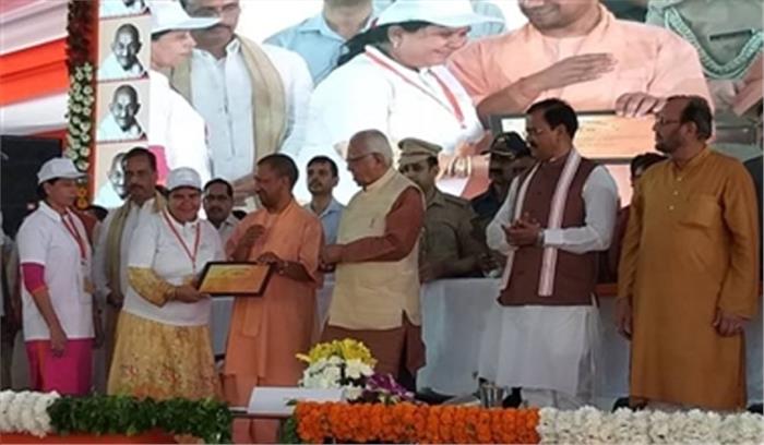 उप्र : स्वच्छता अभियान के तहत महिला रसोइया सम्मानित