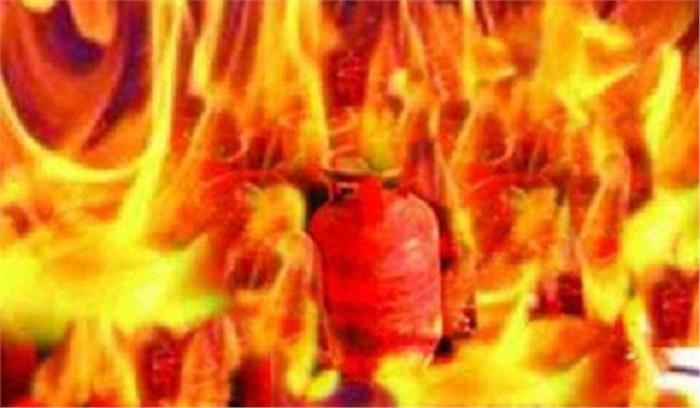 उप्र : सिलेंडर फटने से नानी की मौत, नातिन गंभीर