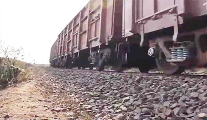 उप्र : मालगाड़ी की चपेट में आने से वृद्ध की मृत्यु