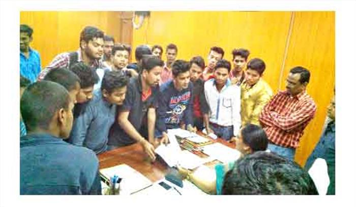 ऑनलाइन परीक्षा फार्म भरना टेढ़ी खीर ऑनलाइन परीक्षा फार्म भरना टेढ़ी खीर