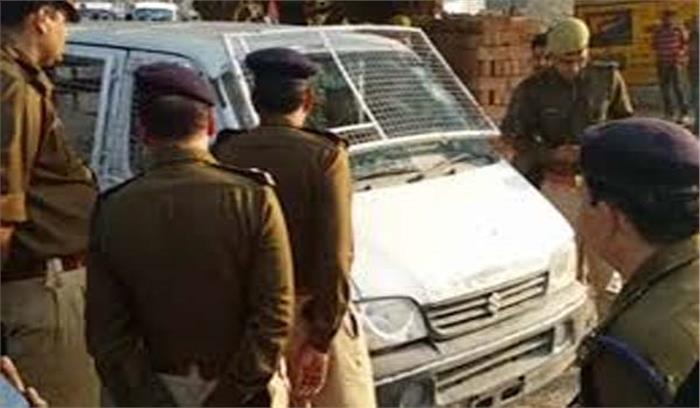 उप्र : बदमाशों ने कैश वैन से लूटे डेढ़ करोड़ रुपये