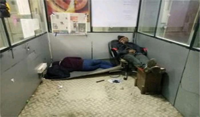 उप्र : होटल के बेसमेंट में मिले 4 मजदूरों के शव उप्र : होटल के बेसमेंट में मिले 4 मजदूरों के शव