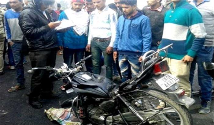 उप्र : ट्रक की टक्कर से बाइक सवार दो युवकों की मौत उप्र : ट्रक की टक्कर से बाइक सवार दो युवकों की मौत