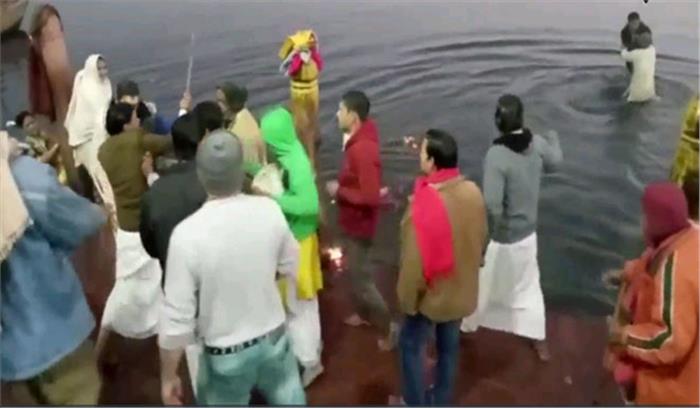 उप्र : चढ़ावे को लेकर पंडों में चली लाठियां