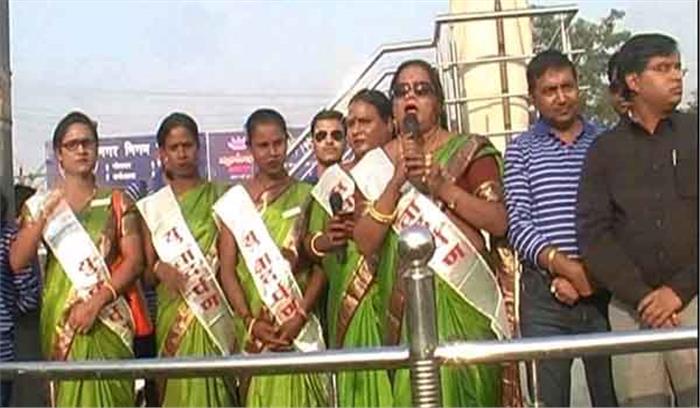 उप्र : योगी के शहर गोरखपुर में किन्नरों ने संभाली यातायात की कमान