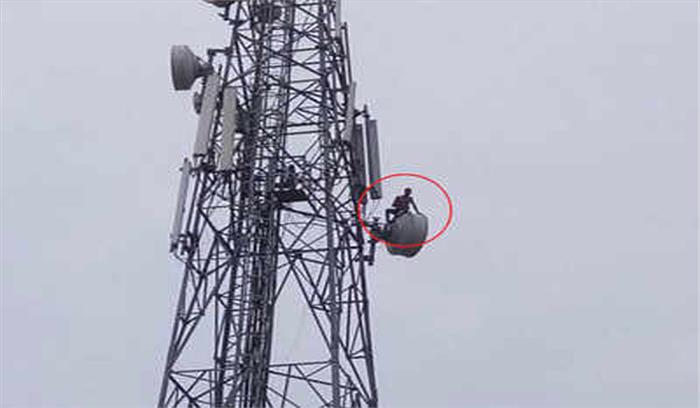 उप्र : 160 फीट ऊंचे टावर पर चढ़े सिरफिरे युवक का हंगामा