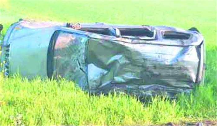 टायर फटने से पलटी कार, 2 पार्षदों की मौत, 6 घायल