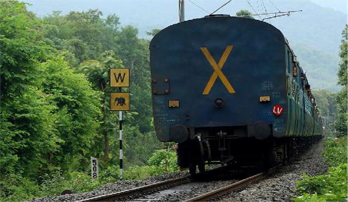 ट्रेन की चपेट में आने से निरीक्षक हुए दुर्घटना का शिकार