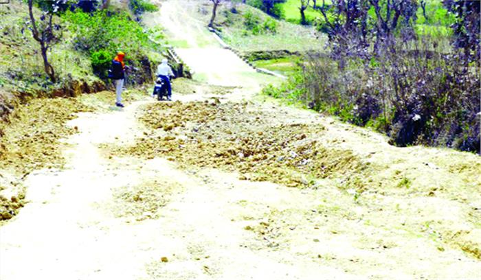 मूलभूत सुविधाओं से कोसों दूर चिमटे मार