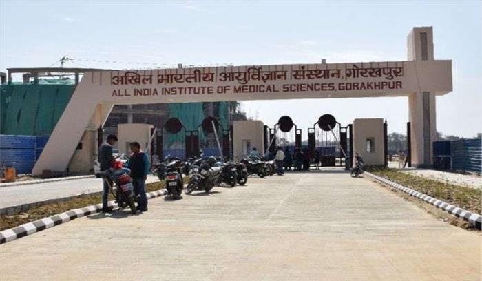 अखिलेश के नाम का शिलापट उखाडकर फेंकने का मामला गरमाया