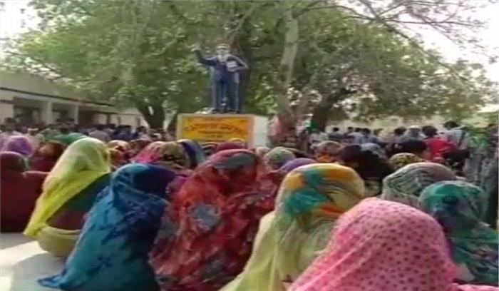 फिरोजाबाद में आंबेडकर की प्रतिमा तोड़ने पर हुआ प्रदर्शन फिरोजाबाद में आंबेडकर की प्रतिमा तोड़ने पर हुआ प्रदर्शन