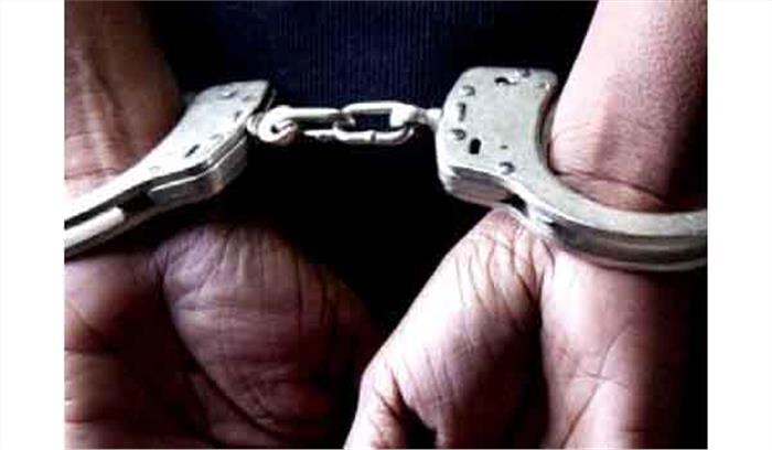 उत्तर प्रदेश : नकली मोबाइल एसेसरीज बेंचने वाले छह आरोप गिरफतार