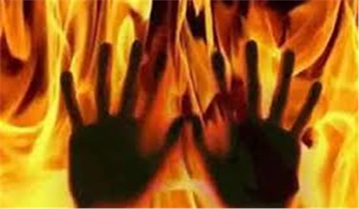 प्रेम प्रसंग के चलते युवक को पेड़ से बांधकर आग के हवाले किया