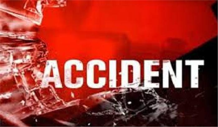 यूपी : कार की ट्रक से भिड़ंत, 3 की मौत