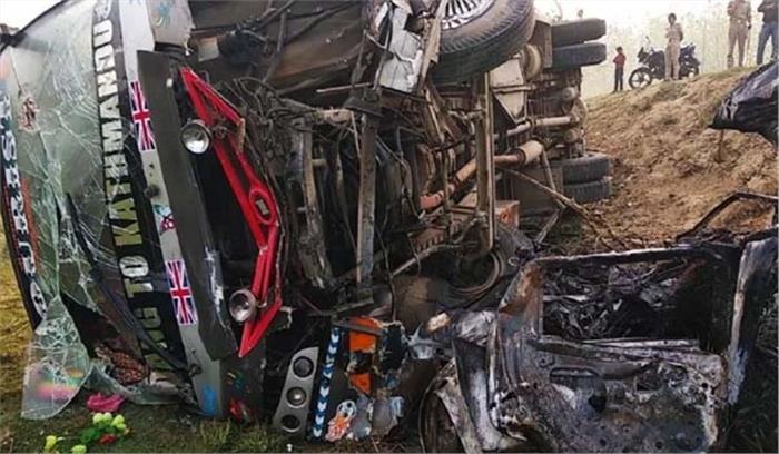 उप्र: सड़क हादसे में कार में लगी आग, पांच लोग जिंदा जले