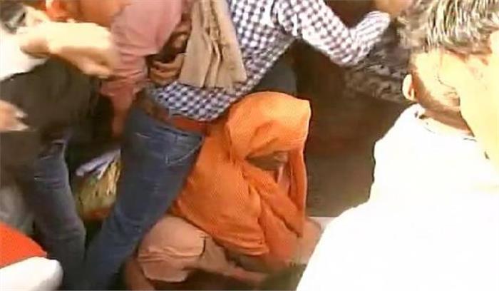 योगी के जनता दरबार में भीड़ की वजह से मची अफरा तफरी