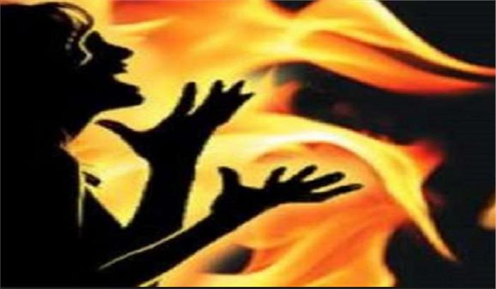 उत्तर प्रदेश के उन्नाव में अज्ञात लोगों ने युवती को जिंदा जलाया