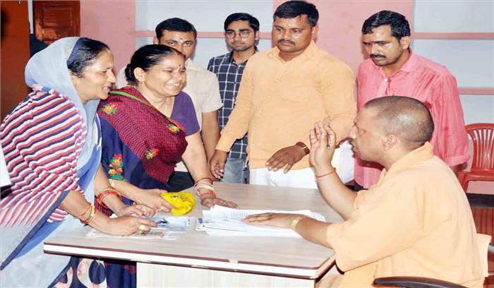 योगी आदित्यनाथ ने जनता दरबार लगाकर सुनी जनता की समस्याएं