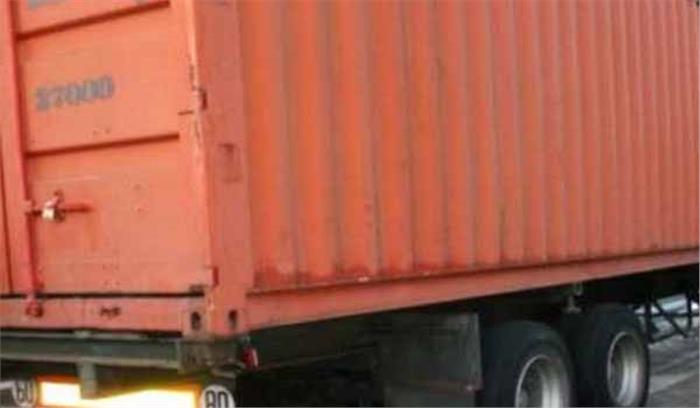 पुलिस ने कंटेनर से 238 कार्टन शराब बरामद की