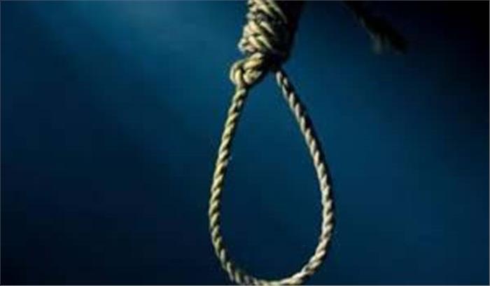 भाजपा नेता की डाक्टर बेटी ने फांसी लगा कर जान दी भाजपा नेता की डाक्टर बेटी ने फांसी लगा कर जान दी
