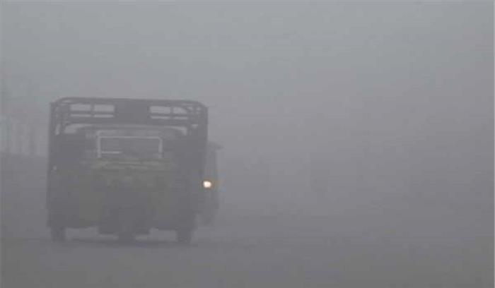 यूपी: कोहरे के कारण बस और ट्रक में भिड़ंत, 36 घायल