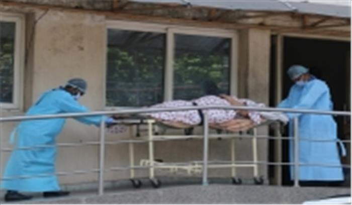 गौतमबुद्धनगर : जिला अस्पताल के कूड़ेदान में मिले इस्तेमाल में लाए गए पीपीई किट