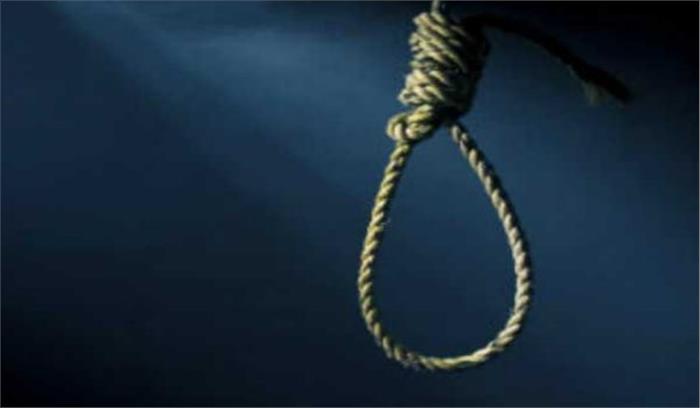 यूपी: महिला ने फांसी लगाकर की आत्महत्या यूपी: महिला ने फांसी लगाकर की आत्महत्या