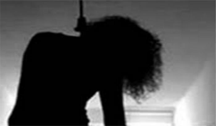 युवती का शव संदिग्ध परिस्थितियों में फांसी से लटका मिला युवती का शव संदिग्ध परिस्थितियों में फांसी से लटका मिला