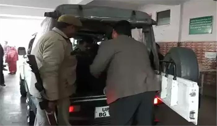 उप्र : अखिलेश ने घायल फौजी को देखकर अपनी फ्लीट रुकवाई, भेजा अस्पताल