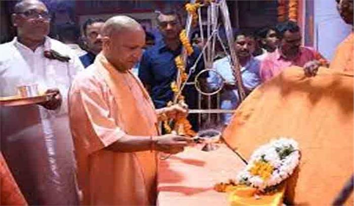 योगी ने गोरखनाथ मंदिर में की कान्हा की पूजा अर्चना