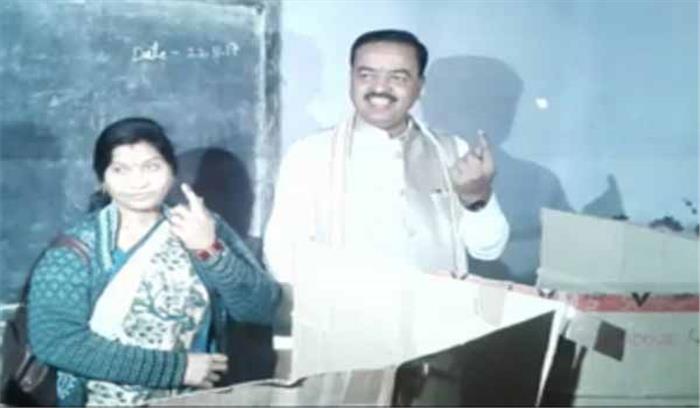 यूपी निकाय चुनाव: केशव मौर्य ने इलाहाबाद में किया मतदान यूपी निकाय चुनाव: केशव मौर्य ने इलाहाबाद में किया मतदान