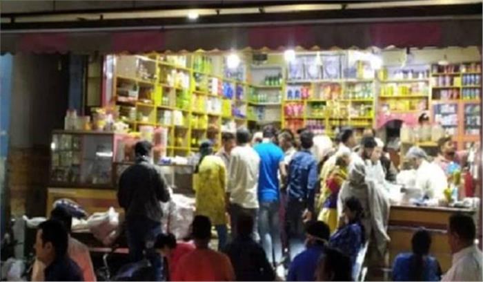 उप्र : आगरा के लोहामंडी में राशन के लिए लग रही भीड़, लॉकडाउन बेअसर उप्र : आगरा के लोहामंडी में राशन के लिए लग रही भीड़, लॉकडाउन बेअसर