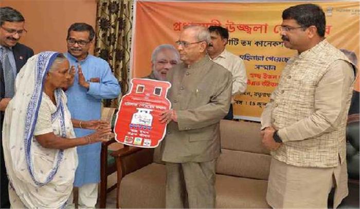 प्रणब मुखर्जी ने 2.5 करोड़ रसोई गैस कनेक्शन का वितरण किया