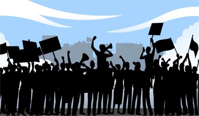 नोएडा में सरकारी अस्पताल का नाम बदलने को लेकर दलित समाज का हंगामा