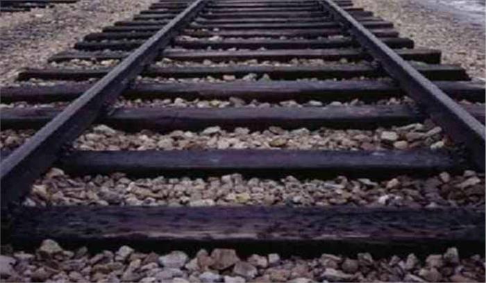 महोबा: रेल ट्रैक पर मिला किशोरी का शव