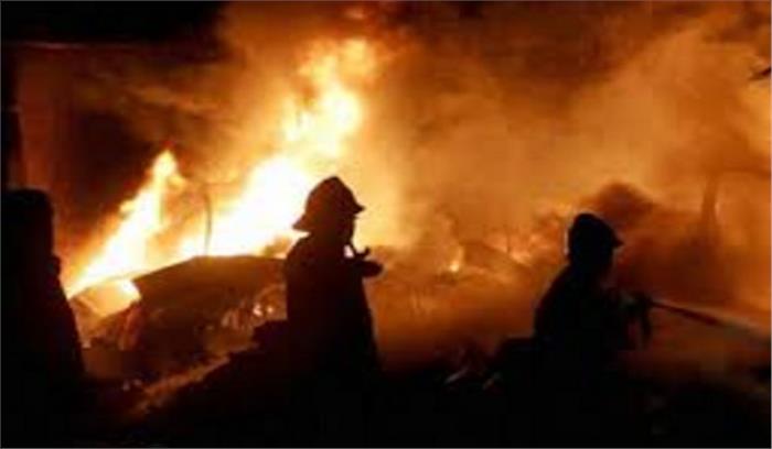 मेरठ: शोरूम में लगी आग से करोड़ो का सामान जलकर राख