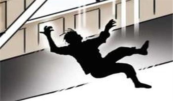 सोनभद्र में छत से नीचे गिरने से एक की मौत
