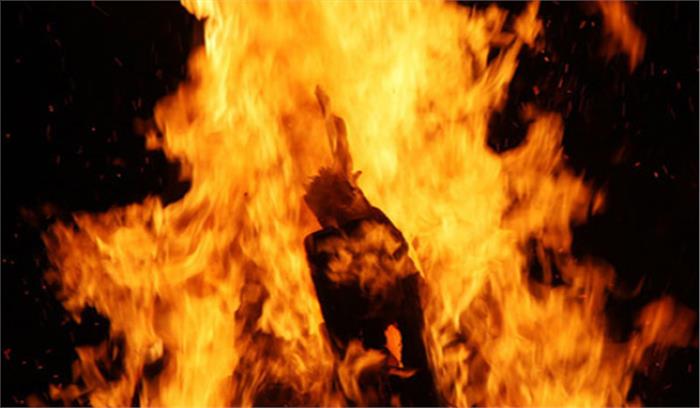 उत्तर प्रदेश में ओला वृष्टि से फसल को हुये नुकसान का मुआवजा नहीं मिलने पर किसान ने किया आत्मदाह