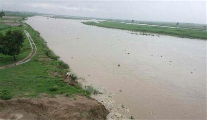 उप्र : यमुना का पानी गांवों में घुसा, हजारों बीघा फसल डूबी उप्र : यमुना का पानी गांवों में घुसा, हजारों बीघा फसल डूबी