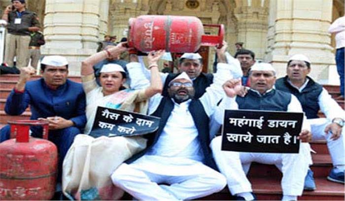 गैस सिलेंडर के साथ कांग्रेस का विधान भवन परिसर में प्रदर्शन