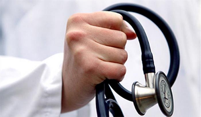 डाक्टरों ने वृद्ध मरीज के साथ बरती निष्ठुरता, राहगीरों ने की सहायता