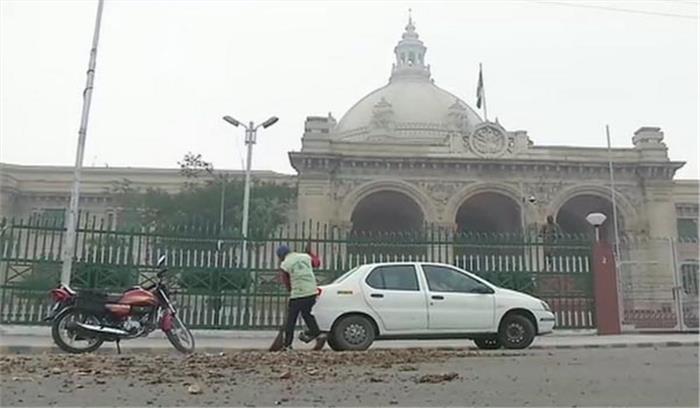 यूपी विधानसभा के बाहर किसानों ने आलू फेंककर जताया विरोध
