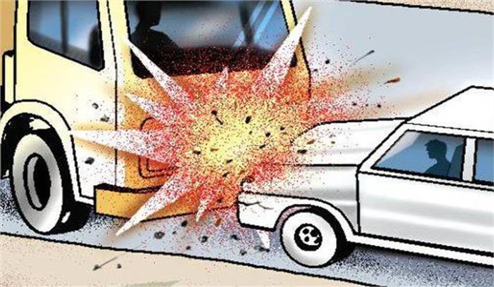 यूपी में ट्रक और कार की भिड़ंत, एक परिवार की तीन सदस्यों की मृत्यु