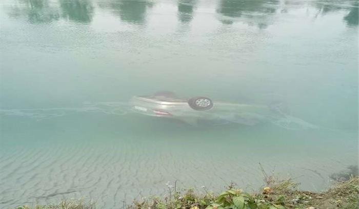 बिजनौर पूर्वी गंग नहर में बेकाबू कार गिरी, तीन लोग के डूबने की आशंका